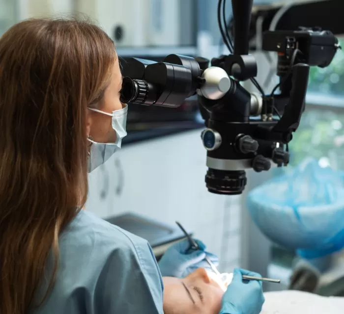 Лечение зубов под микроскопом
